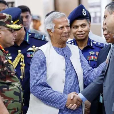 යුනුස් බංගලාදේශයේ අන්තර්වාර නායකයා ලෙස දිවුරුම් දෙයි