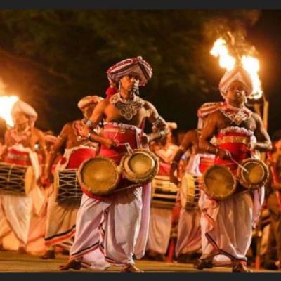 මහනුවර ඇසළ පෙරහැර ගමන්මගේ පදික වේදිකාවල ආසන බැහැ