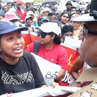 පාර්ලිමේන්තු වටරවුම අසල උණුසුම් තත්ත්වයක්