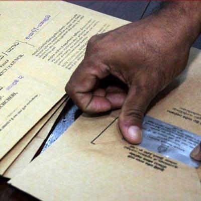 නිල ඡන්ද දැන්වීම් පත්‍රිකා ලැබුණේ නැති ද?