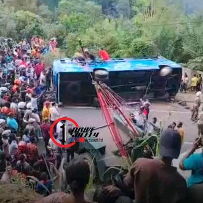 බදුල්ලේදී බස් රථයක් පෙරළීමෙන් තිදෙනෙකු මරුට (VIDEO)