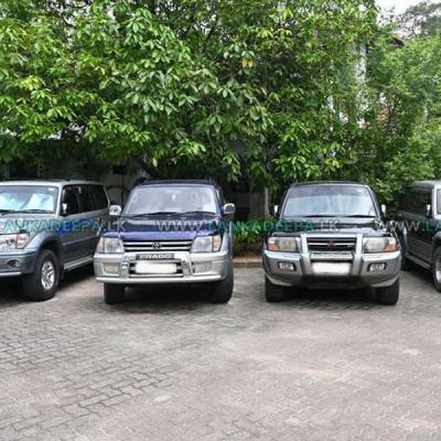 රේගුවට හොරෙන් ‍සුපිරි වාහන 400ක් ගෙන්වලා